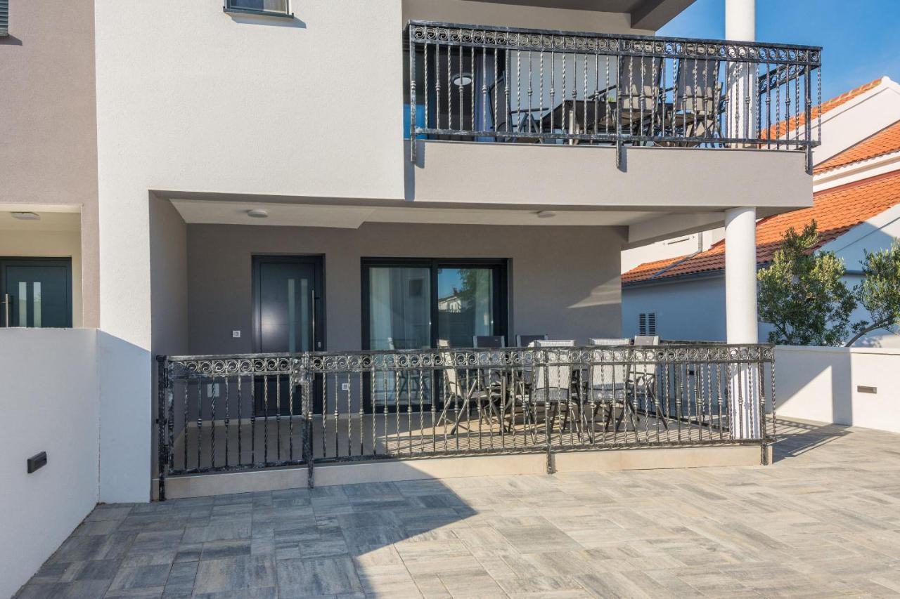 Apartment Spanic 1 วีร์ ภายนอก รูปภาพ