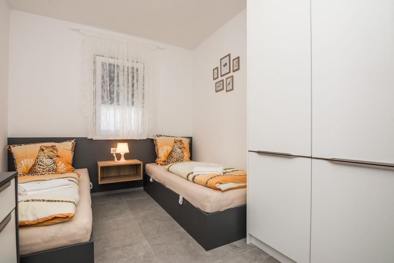 Apartment Spanic 1 วีร์ ภายนอก รูปภาพ