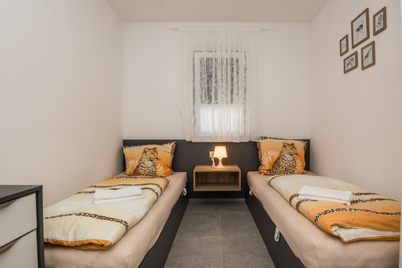 Apartment Spanic 1 วีร์ ภายนอก รูปภาพ