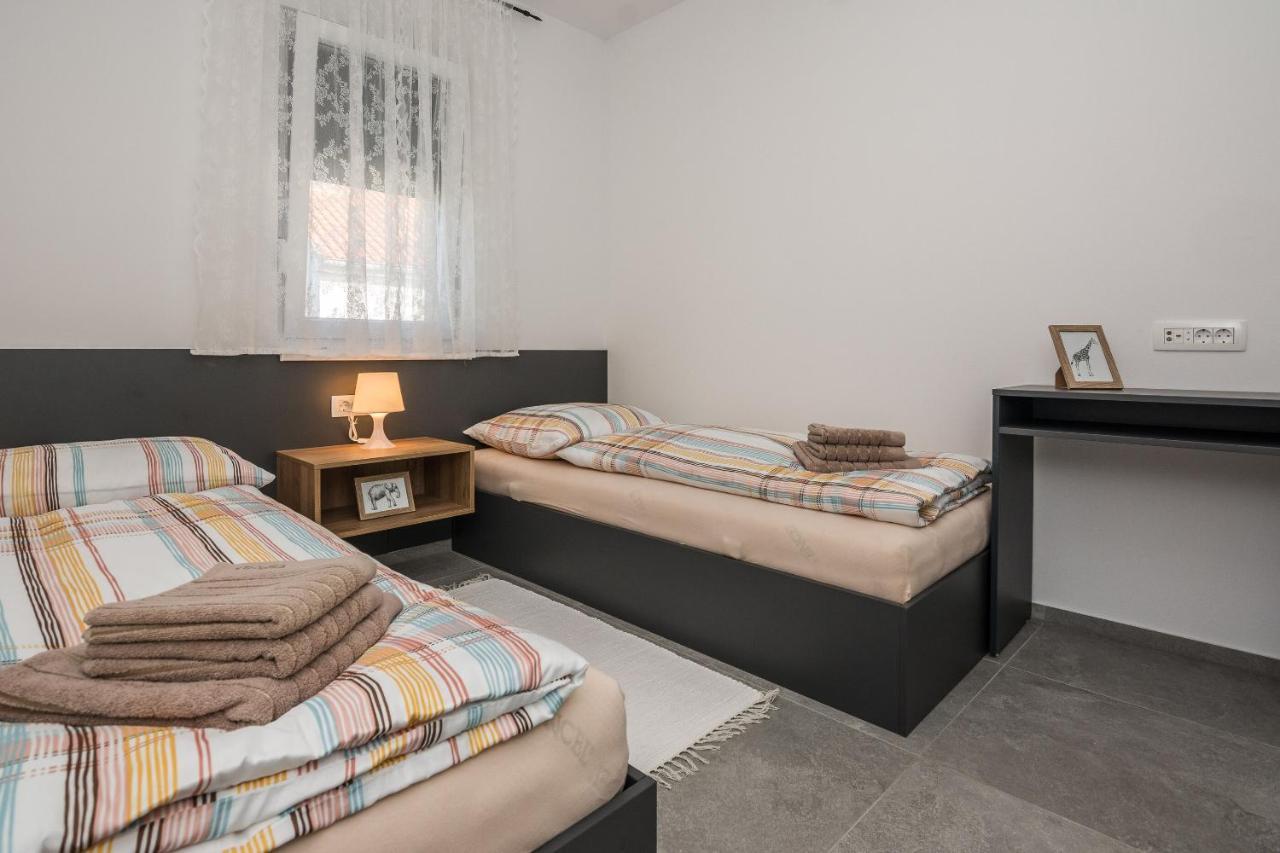 Apartment Spanic 1 วีร์ ภายนอก รูปภาพ