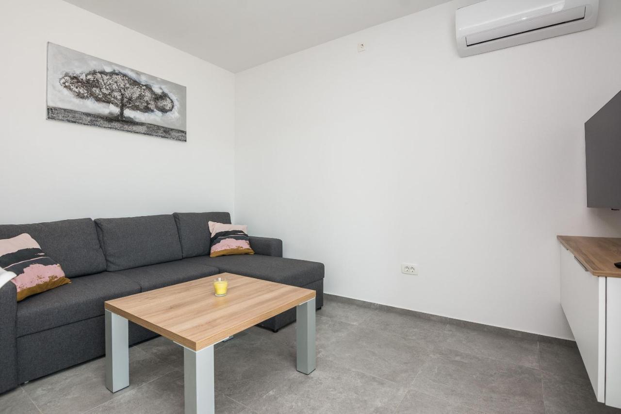 Apartment Spanic 1 วีร์ ภายนอก รูปภาพ