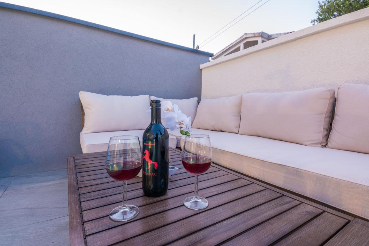 Apartment Spanic 1 วีร์ ภายนอก รูปภาพ